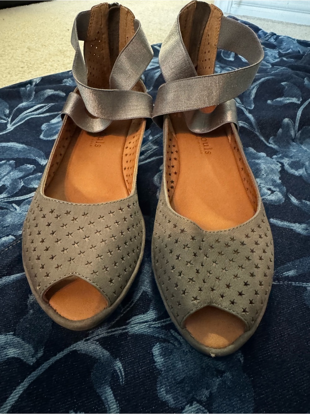 Gentle Souls by Kenneth Cole Women’s Gray Peep-Toe Ankle Ballet Flats